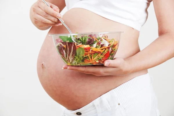 Nahaufnahme einer schwangeren Frau, die gesunden Salat isst — Stockfoto