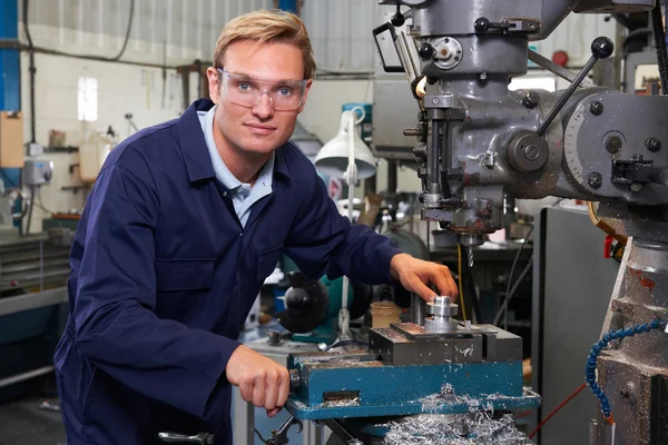 Porträt eines Ingenieurs mit Bohrmaschine in der Fabrik — Stockfoto