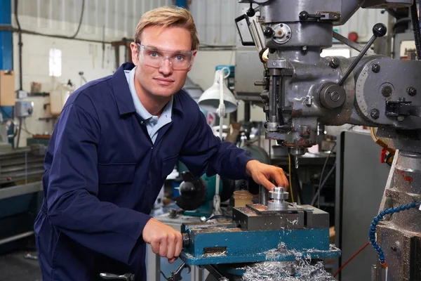 Porträtt av ingenjör med borr i fabriken — Stockfoto