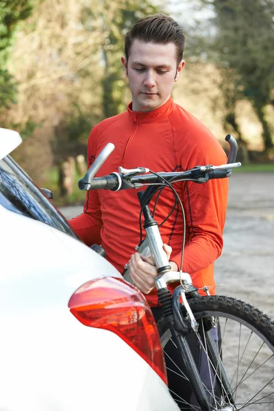 Ciclista tomando bicicleta de montaña de rack en el coche — Foto de Stock