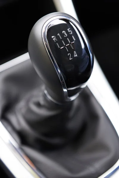 Close Up de mudança de engrenagem do carro — Fotografia de Stock