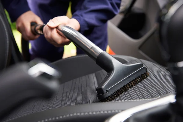 Man Hoovering Seat Of Car During Car Cleaning — Stock Photo, Image