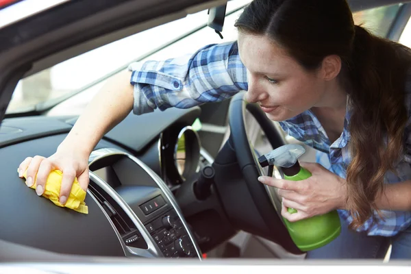 Mujer limpieza interior del coche — Foto de Stock