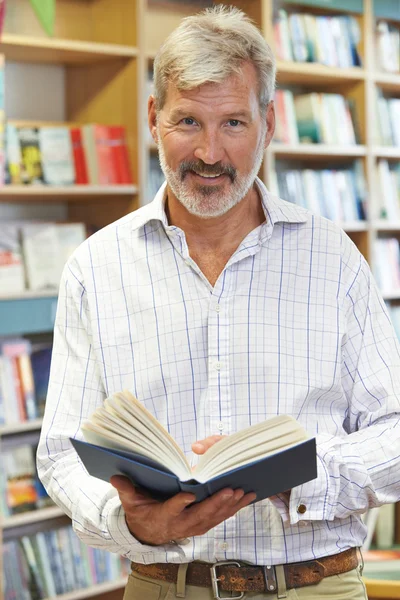 Portrait de livre de lecture de client masculin en librairie — Photo