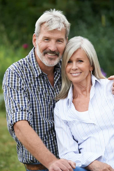 Portret van volwassen paar ontspannen In de tuin samen — Stockfoto