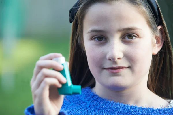 Chica usando inhalador para tratar el ataque de asma — Foto de Stock