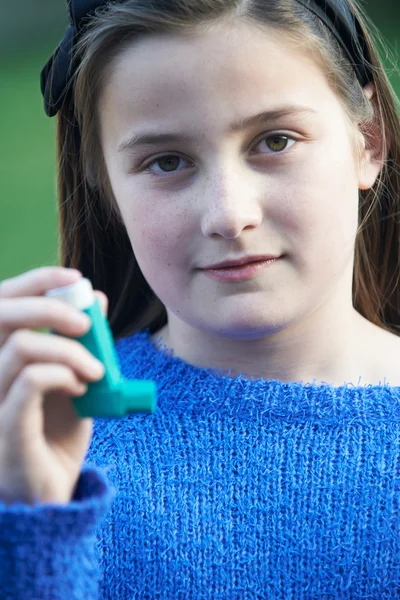 Meisje met inhalator voor de behandeling van astma-aanval — Stockfoto