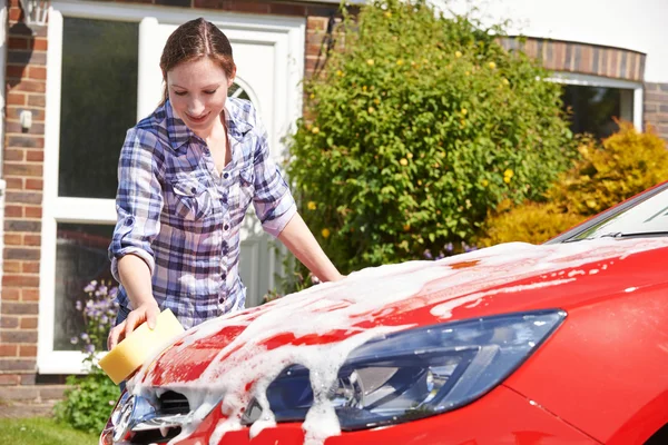 Woman Washing Car Outside House — Stock Photo, Image