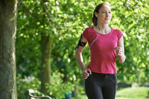 Female Runner In Park With Wearable Technology — Stock Photo, Image