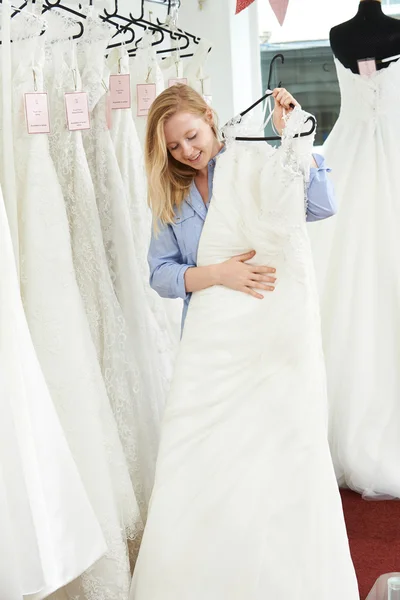 Невеста выбирает платье в свадебном бутике — стоковое фото
