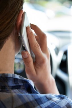 Kadın araba sürüş iken cep telefonu konuşurken