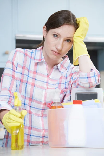 Boldogtalan nő körül tisztítószerek otthon — Stock Fotó