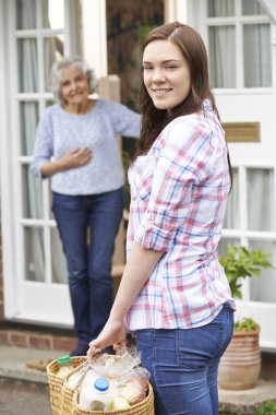 Üst düzey kadın için alışveriş yaparken genç kız