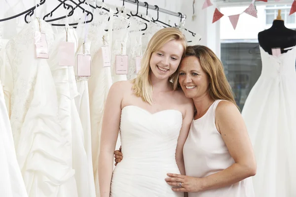 Mamma att hjälpa dotter att välja klänning i Bridal Store — Stockfoto