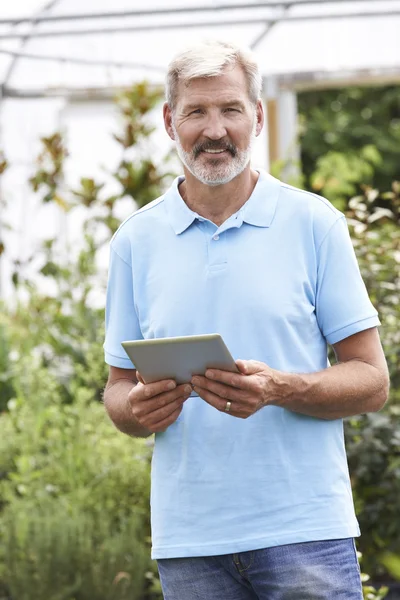 Portret Asystent handlowy w centrum ogrodu z cyfrowy tablicowy — Zdjęcie stockowe