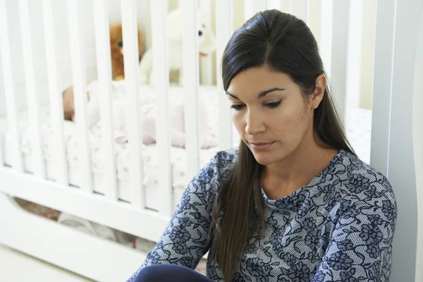 Madre frustrata che soffre di depressione post natale — Foto Stock