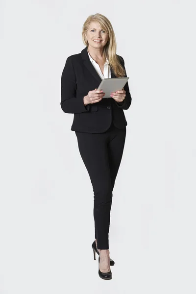 Studio porträtt av mogna affärskvinna håller Digital Tablet — Stockfoto
