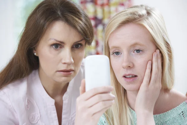 Madre reconfortante hija siendo intimidada por mensaje de texto —  Fotos de Stock