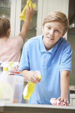 Çocuk evi temizlemek için yardım