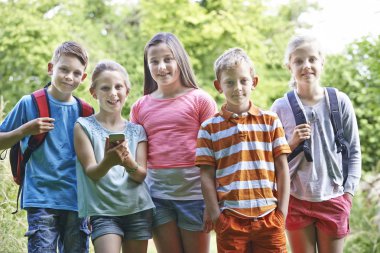 Çocuk Geocaching ormanda grup