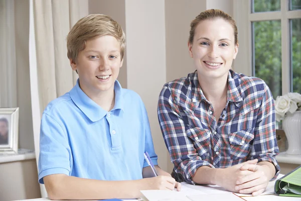 Vrouwelijke Home Tutor helpt jongen met Studies — Stockfoto