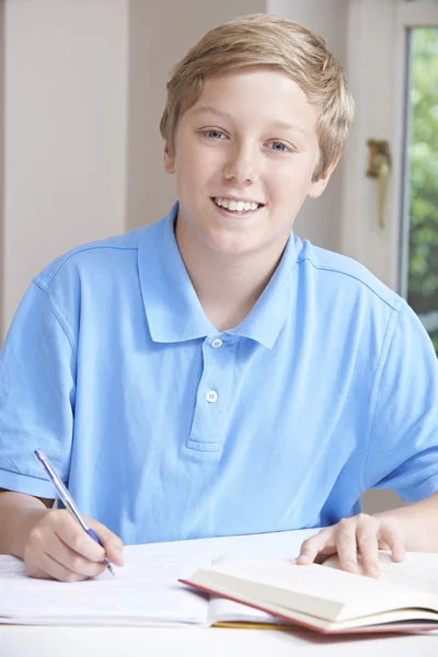 Portrait d'un adolescent faisant ses devoirs à table — Photo