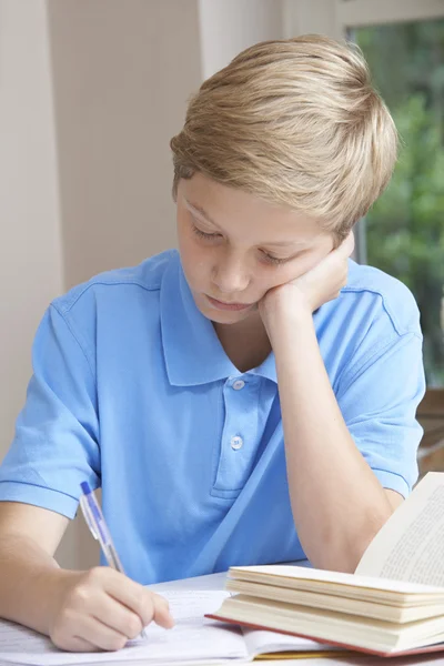 Junge zu Hause fällt Hausaufgaben schwer — Stockfoto