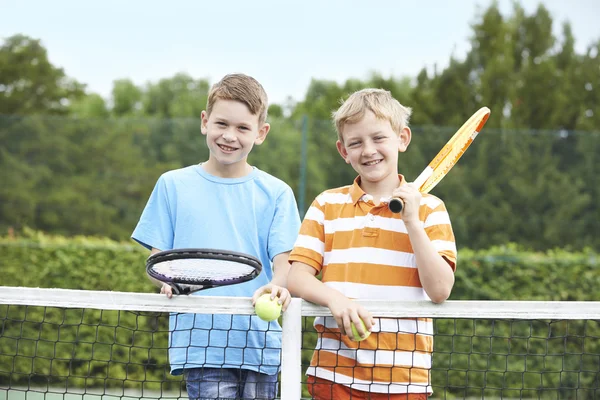 Portrait de deux garçons jouant au tennis ensemble — Photo