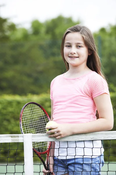 Portrét mladé dívky, hraje tenis — Stock fotografie
