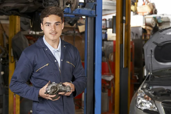 Retrato del aprendiz mecánico en taller de reparación de automóviles —  Fotos de Stock