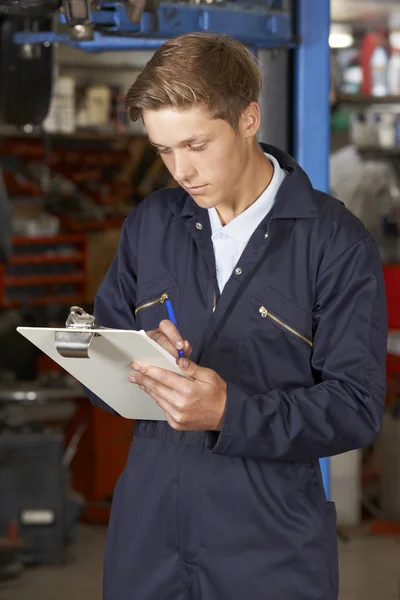 Apprendista meccanico che lavora in officina — Foto Stock