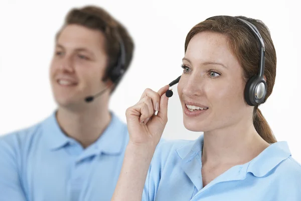 Προσωπικό απαντώντας σε κλήσεις στο τμήμα εξυπηρέτησης πελατών — Φωτογραφία Αρχείου