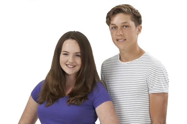 Studio porträtt av tonåriga par mot vit bakgrund — Stockfoto