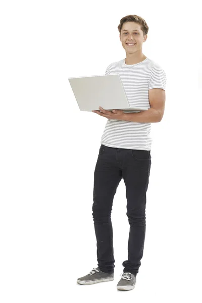 Tam uzunlukta stüdyo çekim genç çocuk dizüstü bilgisayar kullanarak — Stok fotoğraf