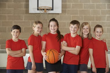 Okul basketbol takımı içinde jimnastik salonu portresi