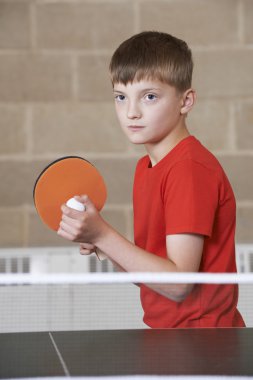 Okul spor salonunda Masa Tenisi oynayan çocuk