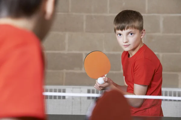 Dva chlapci hrají stolní tenis Match ve školní tělocvičně — Stock fotografie