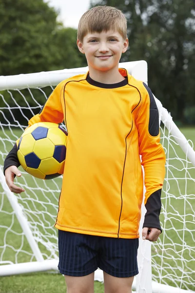 Retrato de goleiro segurando bola no campo de futebol da escola — Fotografia de Stock