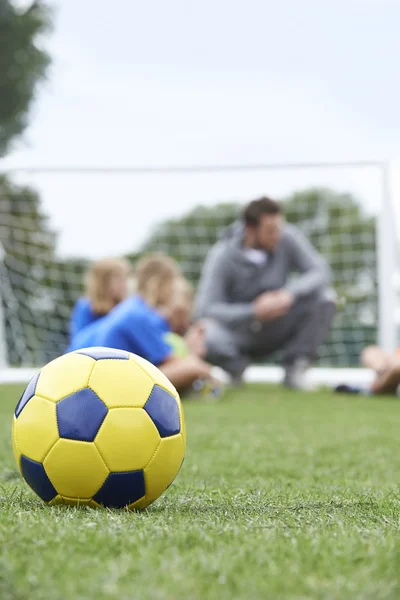 Coach en Team bespreken Soccer tactiek met bal In Foregroun — Stockfoto