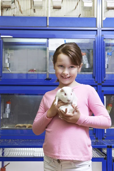 Menina segurando porco da Guiné em Pet Store — Fotografia de Stock