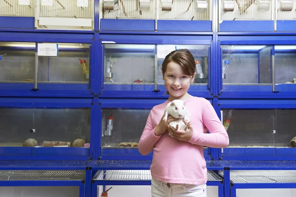 Mädchen hält Meerschweinchen in Zoohandlung — Stockfoto