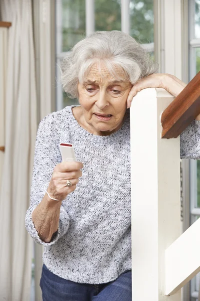 Seniorin benutzte persönlichen Wecker zu Hause — Stockfoto