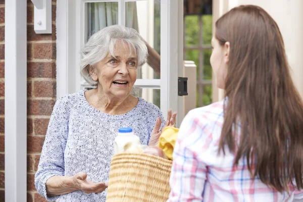 Person beim Einkaufen für ältere Nachbarin — Stockfoto