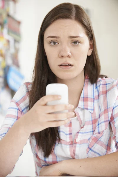Teenager-Mädchen Opfer von Mobbing per SMS — Stockfoto