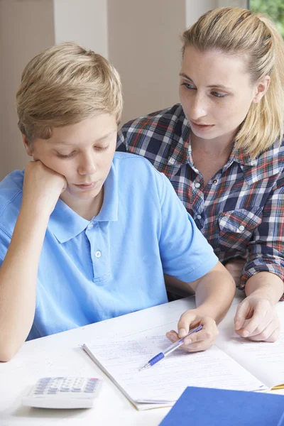 Kvinna hem handledare hjälper pojke med studier — Stockfoto