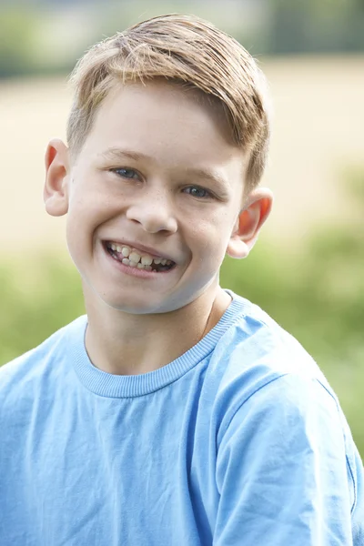 Cabeza y hombro al aire libre retrato de niño sonriente —  Fotos de Stock