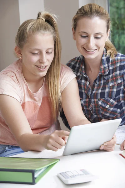 Erkek ev öğretmen kıza dijital Tablet kullanarak çalışmaları ile yardım — Stok fotoğraf