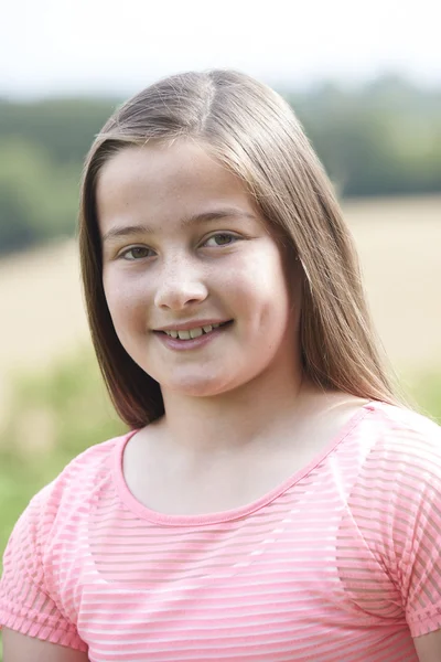 Buiten hoofd en schouders portret van meisje — Stockfoto