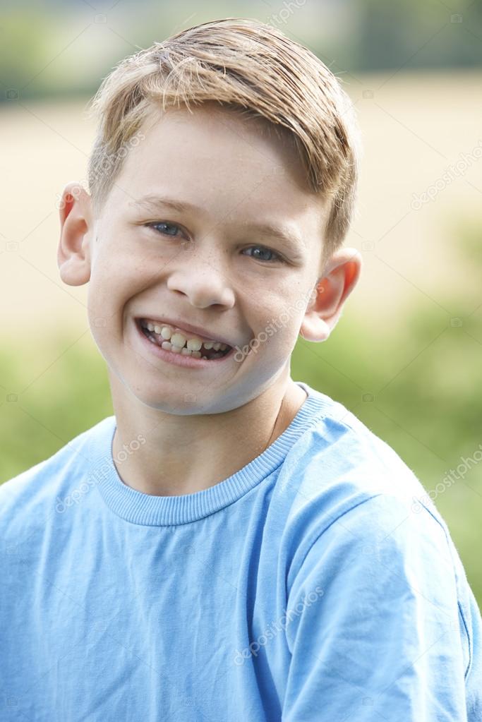 Outdoor Head And Shoulder Portrait Of Smiling Boy — Stock Photo