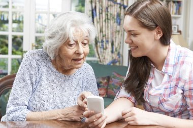 Genç torunu gösteren büyükanne nasıl mobil fon